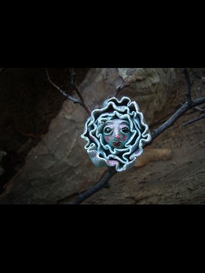 "Весенний бутон эолвелии", брошь с волшебным цветком из говорящего сада