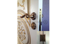 На всех дверях установлена итальянская фурнитура "RENZ". Дверные ручки "Глория" и врезные петли на подшипниках , цвет "КОФЕ". Сантехнические замки укомплектованы завертками.