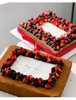 С венком из ягод и логотипом (от 3х кг)