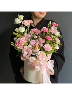 КОМПОЗИЦИЯ В ШЛЯПНОЙ КОРОБКЕ С НЕЖНЫМИ ГВОЗДИКАМИ, АЛЬСТРОМЕРИЯМИ, КУСТОВЫМИ РОЗАМИ И ЭУСТОМОЙ - (АРТ. К46)