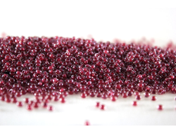 БИСЕР PRECIOSA 10/0 - 50г - 38898 ПРОЗРАЧНЫЙ БЛЕСТЯЩИЙ С БРУСНИЧНОЙ ЛИНИЕЙ ВНУТРИ