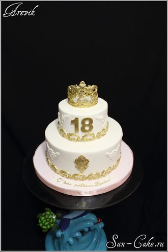 Торт на 18-летие с золотой короной 5,5 кг.