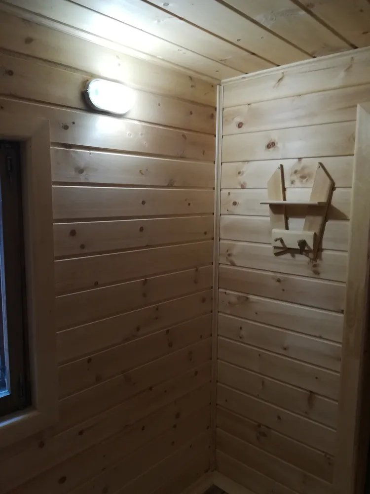 Стены и потолок обшиты евро вагонкой.