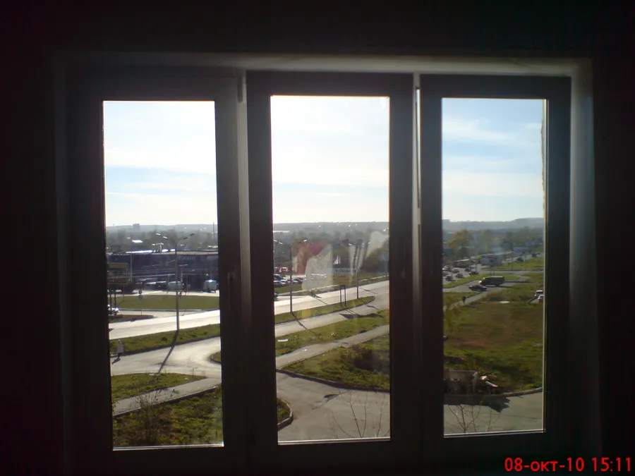 Установка стандартного пластикового окна  с тремя открывающимися створками. Ижевск, ул. Пушкинская