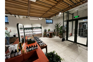 Кстати, таких магазинов одновременно открывалось 4 в Москве и везде использовалась наша плитка для облицовки экспозиционной типовой стойки.