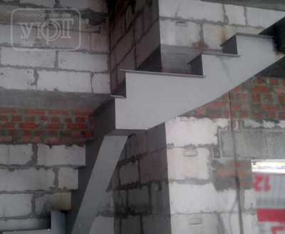 мк №13. металлокаркас. центральный косоур с поворотными ступенями