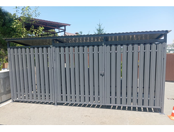 Контейнерная площадка для сбора мусора (ТБО и ТКО) из евроштакетника