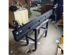 Линейка поверочная гранитная ШП-ТК твердокаменная 2000х200х80 мм Л-00005 Сторона 1-ая (6.1 мкм 0 Кл.) Сторона 2-ая (28.2 мкм 2 Кл.) с калибровкой