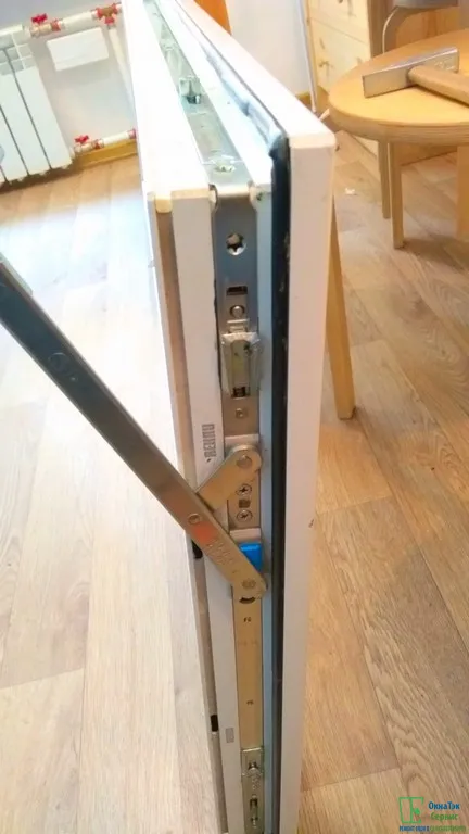 Устанавливка ножниц и среднего запора на створку