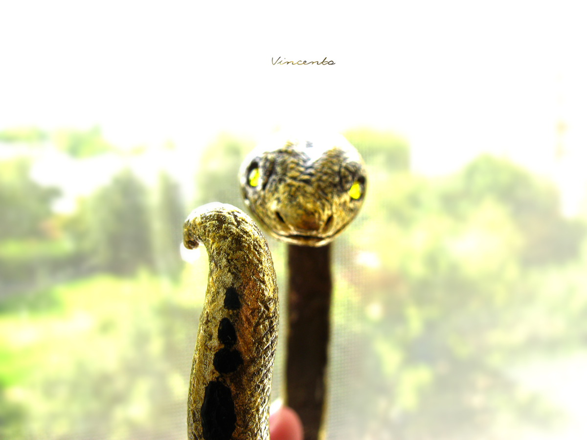 Необычный браслет в виде золотой змеи с глазами-кристаллами Сваровски