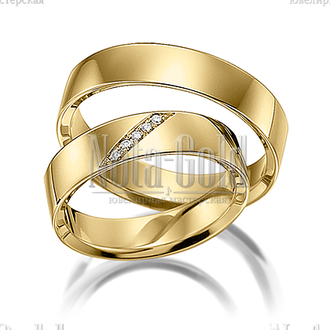 Классические обручальные кольца из желтого золота с косой полоской бриллиантов в женском кольце