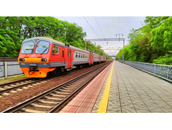 оранжевая электричка Владивосток на платформе Санаторная