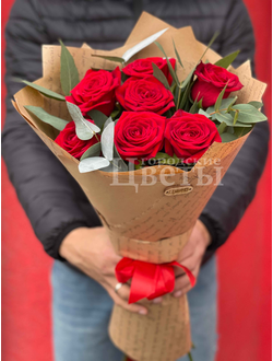 Букет из 7 роз в крафт-бумаге