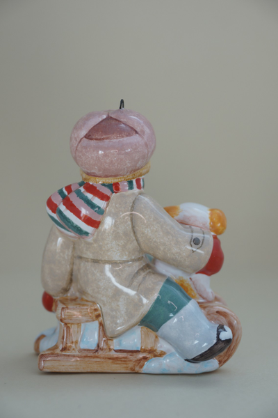 Мальчик на санях с собачкой