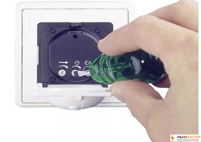 Установка датчика движения скрытой установки на улице на даче ИВАНМАСТЕР