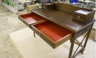 Стол письменный - бюро, с верхней надстройкой и двумя выдвижными ящиками.