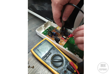 Не прозванивается предохранитель. Требуется замена. 