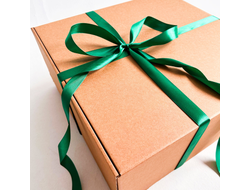 Огромная подарочная коробка GILEV 45х45х20см с зеленой лентой и наполнителем крафт