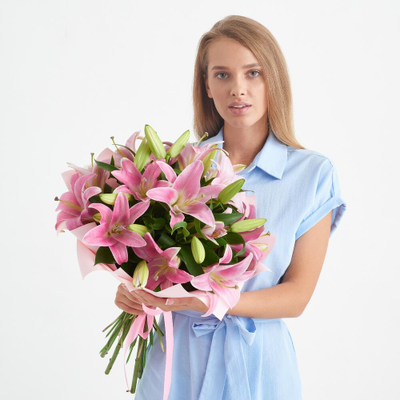 5 розовых лилий