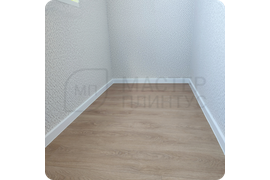 Современный минимализм: монтаж плинтуса Dollken Cubu Flex Life 60 в оттенке RAL 9003 - безупречное решение для создания минималистичного интерьера с четкими линиями.