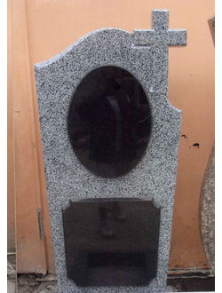 Фото вертикального бюджетного памятника на могилу из серого гранита с черным крестом в СПб