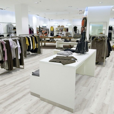 Виниловый пол Wineo 400 Wood Moonlight Pine Pale DB00104 в интерьере магазина