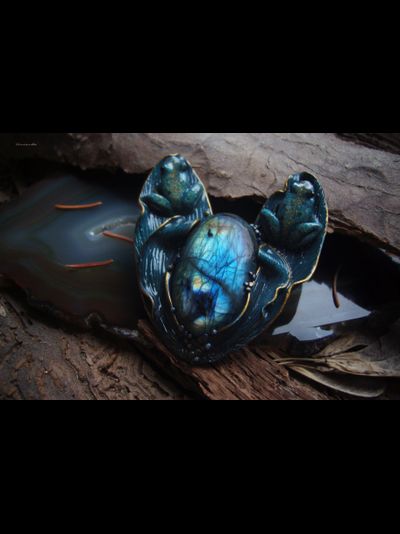 "Хранители озера Сбывающихся Грёз", коллекционная брошь с лабрадоритом и лягушками