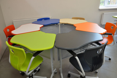 Стол-трапеция на роликах (складная столешница)