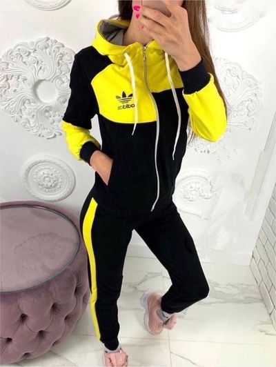 Велюровый спортивный костюм adidas