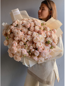 Большой букет бежевых пионовидных роз