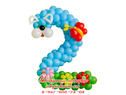 Голубая цифра 2 из шаров, выполненная в виде доброй кошечки