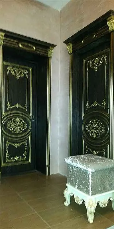 Двери Барокко с золотой патиной и капителями, цвет дуб шоколадный.