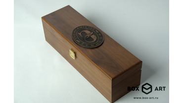 3041 Футляр для вина с логотипом из массива. Деревянный шильд. Класическое исполенение, изготовление на заказ.