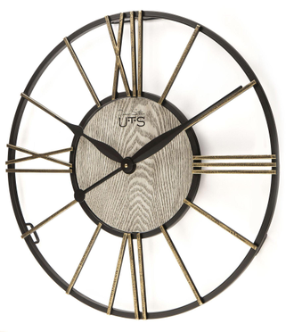 Часы настенные в металлическом искусственно состаренном корпусе и цифрами цвета латунь.