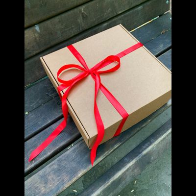 2 шт. - Большие подарочные коробки с красной лентой (37х37х14см)