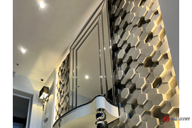 Шикарное зеркальное панно в рамке из нержавейки в прихожей