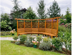 Деревянная полукруглая скамья-пергола