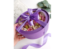 Шляпная коробка с тюльпанами из зефира (фиолетовая)