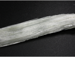 Брусит (немалит) светло-зеленый, волокнистый брусит, коллекционный образец, Россия, КЧР, Урупский район, м-ние Мощевая балка (91*14*7 мм, 11 г) №29695