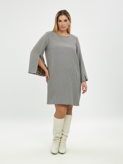 Платье-футляр с оригинальными рукавами