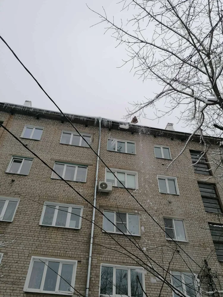 Сброс снега и сосулек с крыши