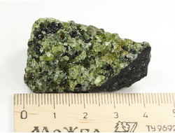Хризолит (Перидот, Оливин), кристаллы на породе, США (41*25*20 мм, 32 г) №38091