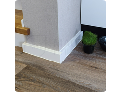 Плинтус ХДФ Dollken Cubu Flex Life XL 60мм Х 2,5 м 1013/5012 Белый в интерьере 4