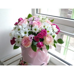 Джульетта шляпная коробка  с розами, альстромерией и хризантемой