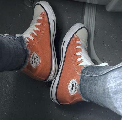 Конверсы оранжевые высокие 167643C на ногах фото