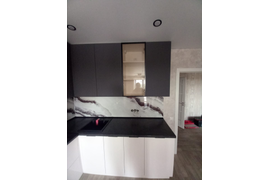 Кухня индиго с антресолями 2