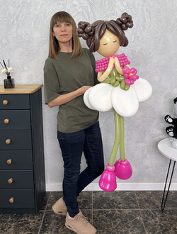 Девочка-цветочек из воздушных шаров