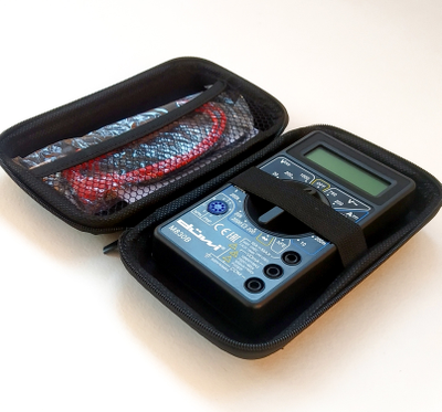 компактный цифровой мультиметр в твердом чехле