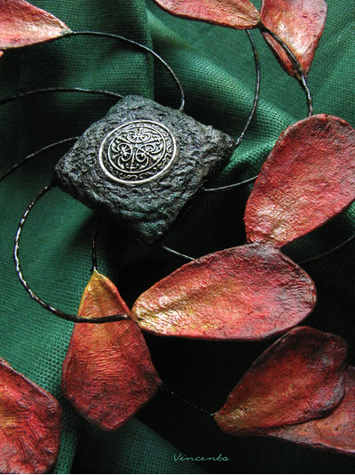 Брошь с лепестками роз "Ветроворот Вечности" из коллекции "Рейвенсвуд"