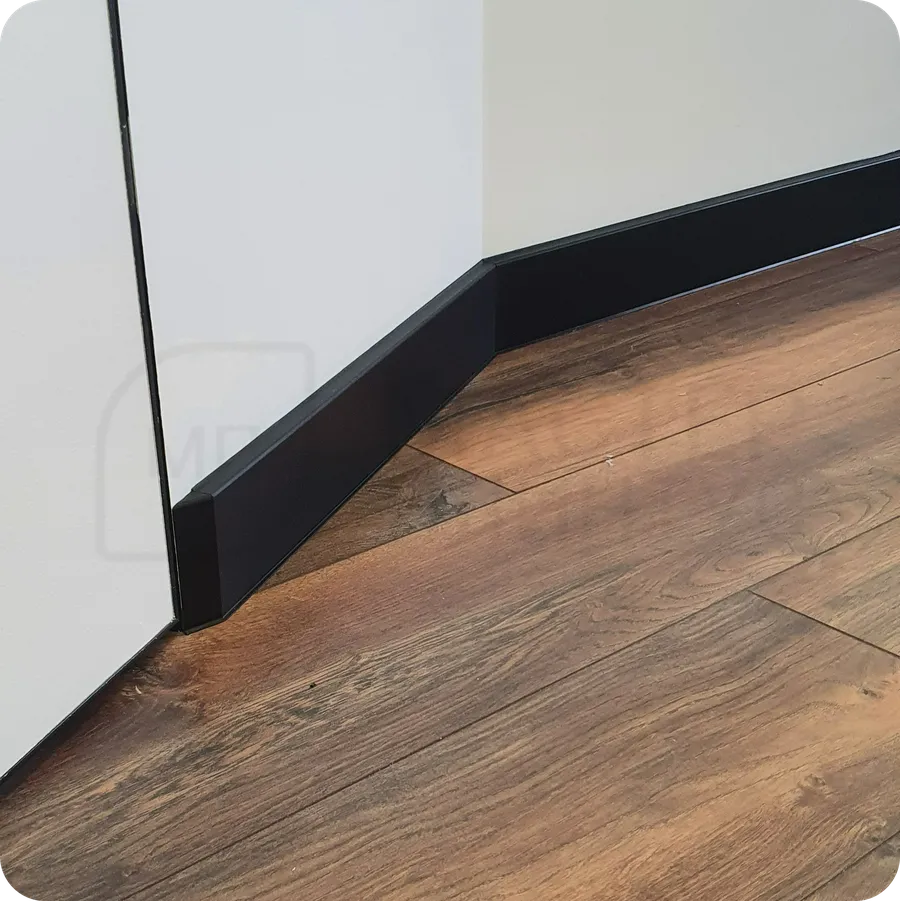 Элегантный переход: монтаж черного плинтуса Dollken Cubu Flex Life 80 для создания плавного перехода между поверхностями.